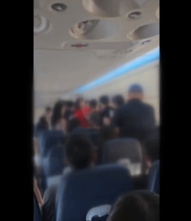 어제(27일) 저녁 김포공항을 출발해 제주공항으로 향하던 여객기에서 난동을 부리는 여성(화면제공 : 시청자)