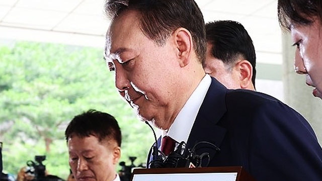 특검 “<b>윤석열</b> 점심 식사 후 <b>조사</b>실 입실 <b>거부</b>…출석 <b>거부</b> 간주할 수도...