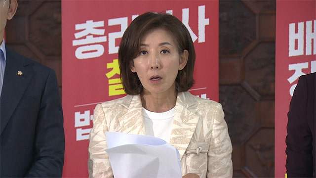 <b>나경원</b> 농성장 찾은 <b>김민석</b>…“<b>자료</b> 내라” “냈는데 안 봐” <b>설전</b>