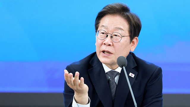 법원, 이재명 <b>대통령</b> ‘<b>법카 유용 의혹</b>’ 재판 연기…기일 추후 지정