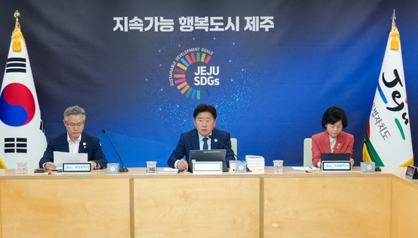 지난달 16일 제주도청에서 열린 주간혁신성장회의에서 오영훈 지사는 최근 제주 해상에서 폐어구에 걸린 남방큰돌고래 구조가 지연되는 상황에 대해 강한 우려를 표하며 “해양생태계 보호는 인류의 책임인 만큼 남방큰돌고래 구