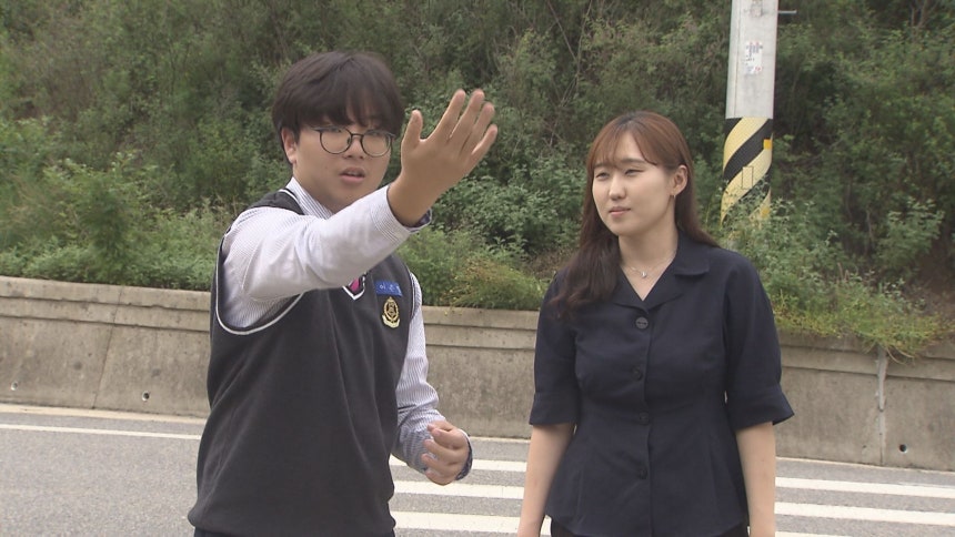 사고 현장에서 KBS 취재진에게 당시 상황을 설명하는 이은일 군.