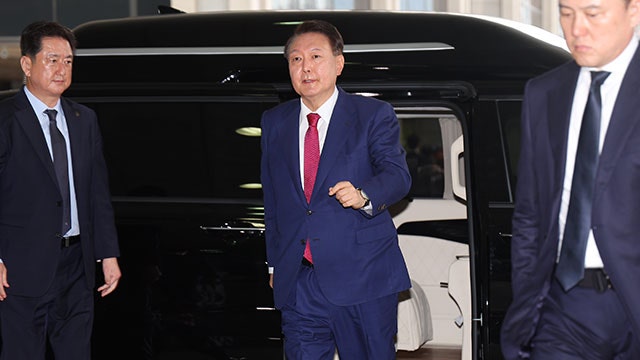 윤 전 <b>대통령</b>, <b>내란 특검</b> 2차 <b>조사</b> 출석…말없이 1층 현관 통해 들어가