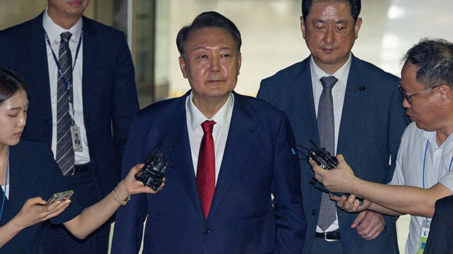 [속보] <b>윤석열</b> 전 대통령 <b>재구속</b>…“증거인멸 염려”