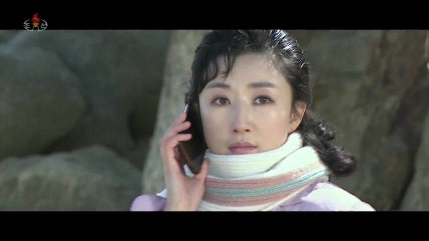 조선중앙TV 드라마 ‘남자친구인 새봄’ 속 경미가 백학벌의 영덕의 전화를 받고 있다. [조선중앙TV 캡처]