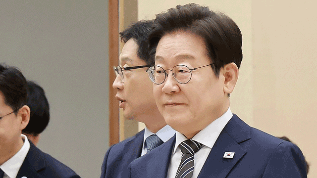 이 대통령, 초대 <b>장관</b>·김경수 지방시대위원장에 <b>임명장 수여</b>