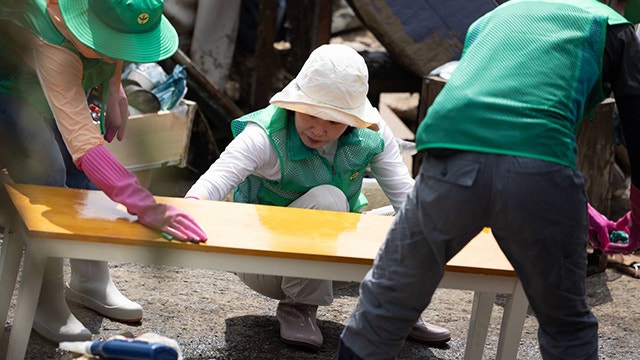 <b>김혜경 여사</b>, 경기 가평 <b>수해</b>복구 현장 찾아 자원<b>봉사</b>