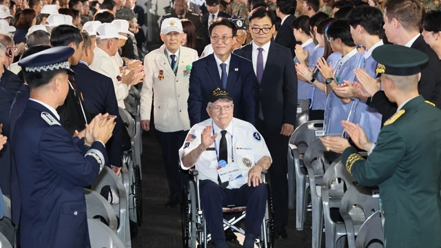 김 <b>총리</b>, <b>유엔</b>군 <b>참전</b> 기념식 참석…“평화의 연대 확장해 희생 보답”