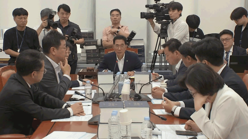 ‘<b>노란봉투법</b>’ 환노위 통과…야 “불법 파업 면허발급법”