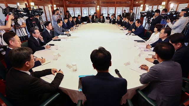 당정, <b>주식 양도세</b> ‘대주주 기준’ 논의…“추이 지켜보며 <b>숙고</b>”