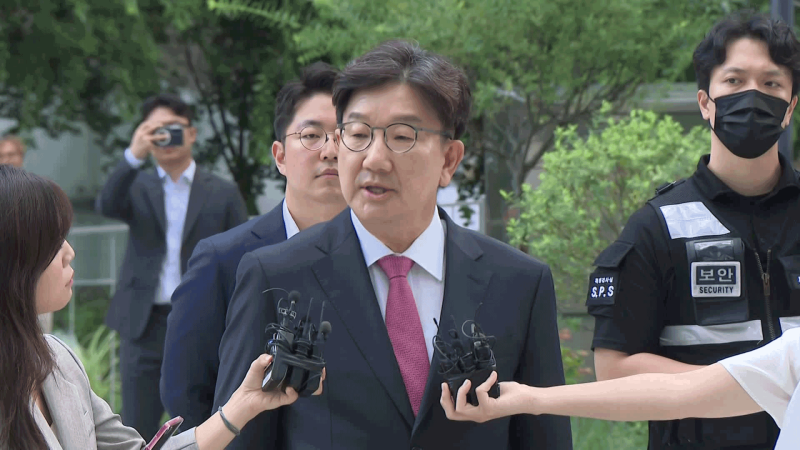 ‘<b>통일교</b> <b>의혹</b>’ <b>권성동</b> 의원 출석…차명폰 <b>의혹</b>까지