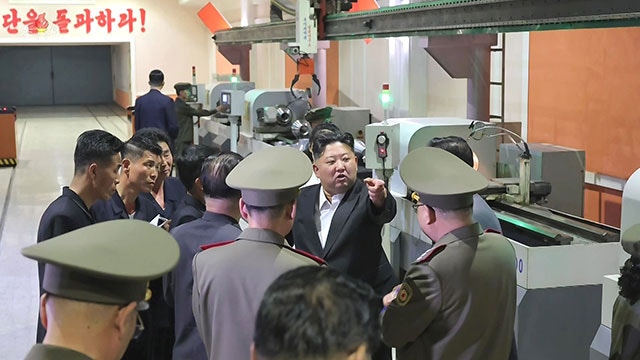 방중 앞둔 <b>김정은</b>, <b>미사일</b> 새 <b>생산라인</b> 시찰…“경이적 변혁”