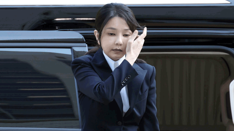 [단독] “순방 <b>목걸이</b> 받았다” 김 여사도 끝내 인정…‘인사청탁’ 의...