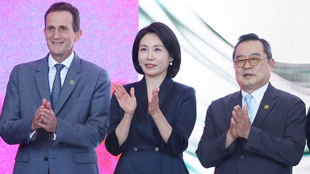 김혜경 여사, <b>키아프</b>·<b>프리즈</b> <b>개막</b> 참석…“한국적인 것이 세계적인 것...