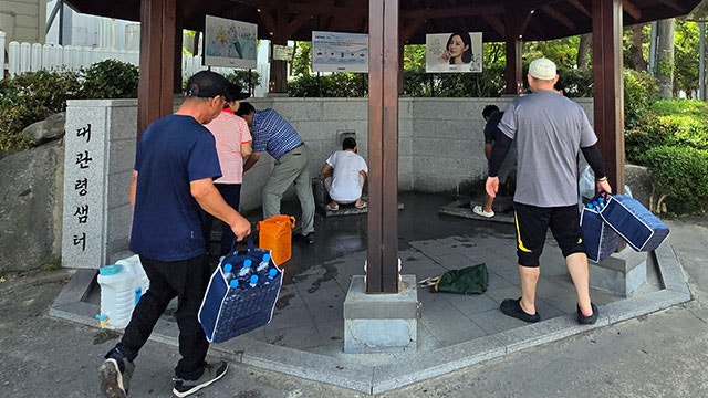 <b>강릉</b>시 가뭄 대응 ‘<b>제한급수</b>’ 강화…일부 <b>아파트</b> 상수도 잠그고 운반...