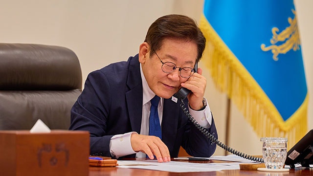 이 <b>대통령</b>, 마크롱 <b>프랑스</b> <b>대통령</b>과 통화…“AI·우주·<b>방산 협력</b>”