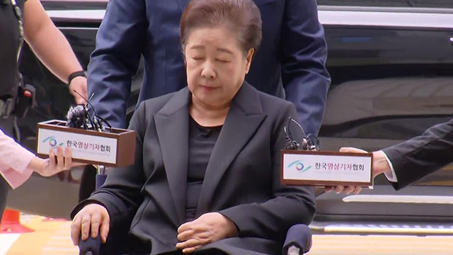 <b>한학자 총재</b>, <b>구속</b>영장 <b>심사</b> 출석…휠체어 탄 채 묵묵부답