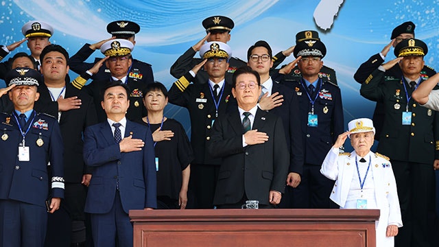 이 대통령 “강력한 <b>자주국방</b>의 길로 나아가야…한미동맹 기반 전작권 ...