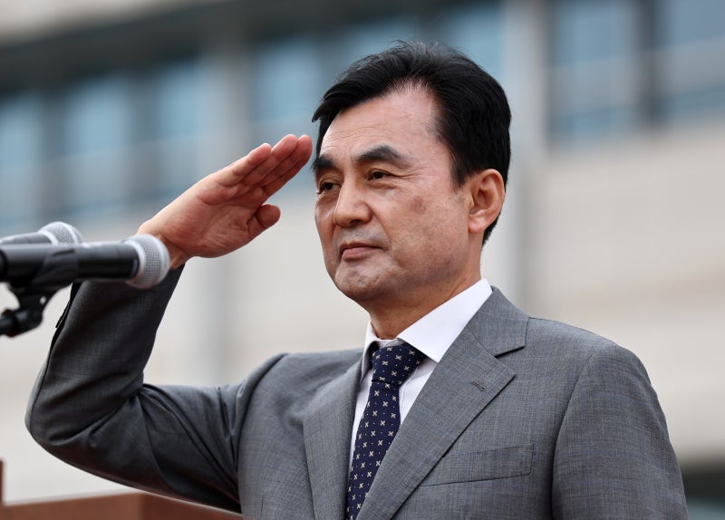 안규백 국방장관 “<b>병력</b> 감소, 민간 위탁 확대로 풀어야”
