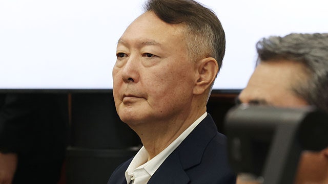 법원, <b>윤석열</b> 전 대통령 <b>보석</b> 청구 <b>기각</b>…“증거 인멸 염려”