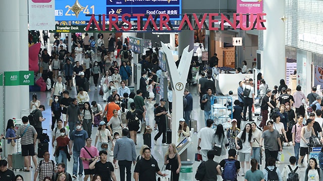 <b>연휴 첫날 인천공항</b> 출국객 12만여 명…보안검색 노조 추가근무 합의