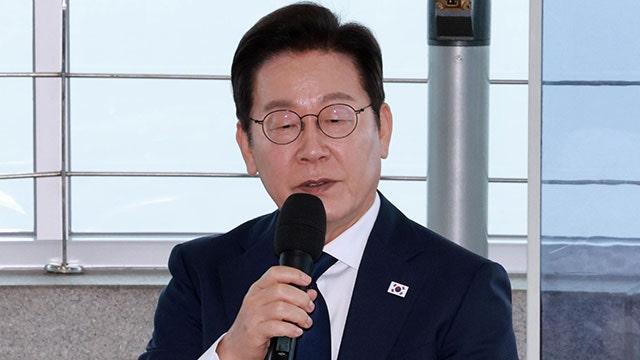 이 대통령 “<b>이산가족 생사 확인</b>·최소한의 소통 노력…북한도 인도적 ...