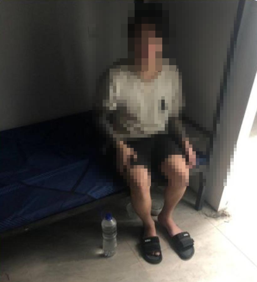 침대에 수갑이 채워진 채 감금됐던 20대 한국 청년 B씨.
