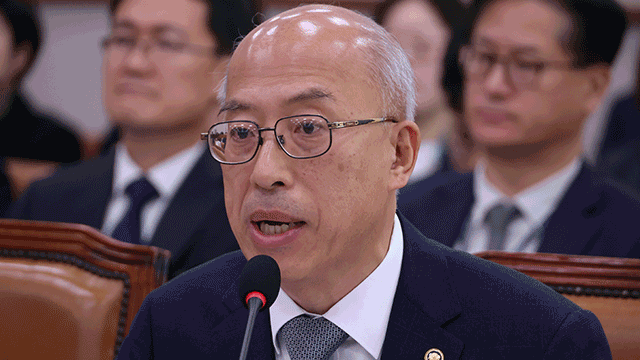 법제처장, ‘<b>4년 연임제</b>’ <b>이 대통령</b> 미적용은 “국민 결단 문제”