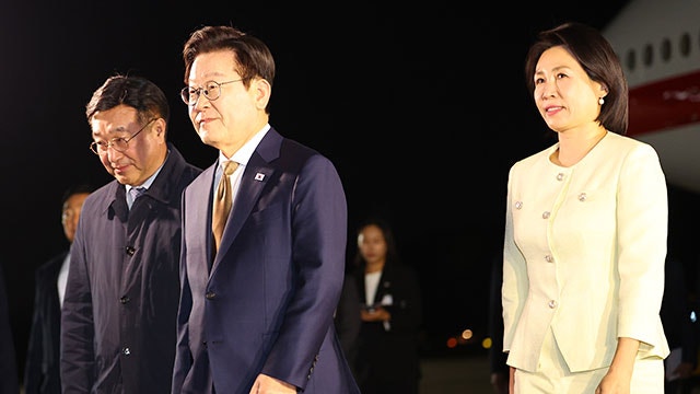 이 대통령, <b>APEC 정상</b>회의 열리는 <b>경주</b> 도착…내일 한미 <b>정상회담</b>