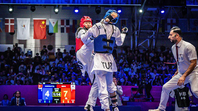 노란 수영복에 섹시한 몸매 어필하는 존예 처자