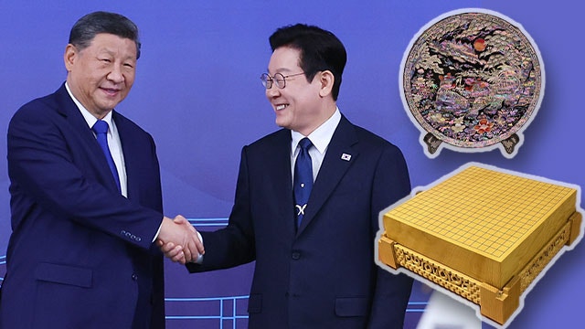 이 대통령, 시진핑 주석에 바둑판·나전칠기 쟁반 <b>선물</b>