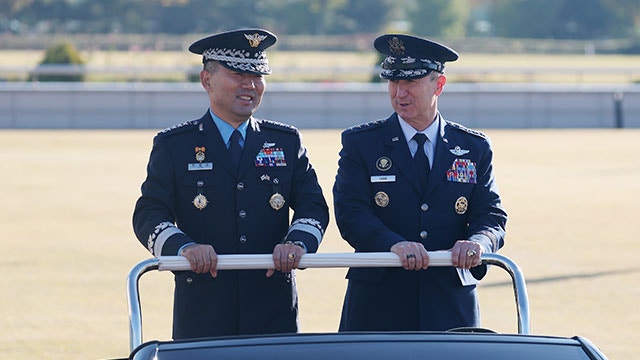 <b>한미</b> 합참의장 첫 <b>연합 편대비행</b> 공중 지휘… KF-16·F-16 등 참가