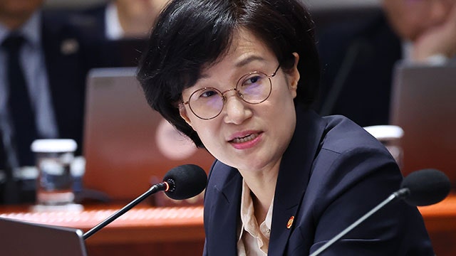 “역<b>차별</b>만 관심?” 성평등부 <b>장관</b> “<b>구조적</b> 성<b>차별</b> 해소가 기본”