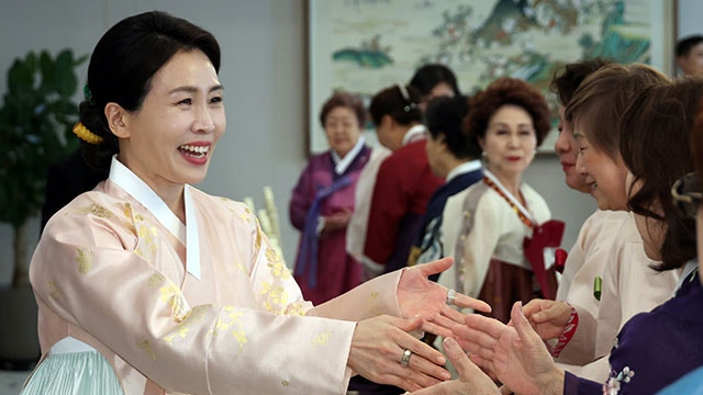 <b>김혜경 여사</b>, <b>재일</b>한국부인회와 차담…“조국의 버팀목 돼줘 감사”