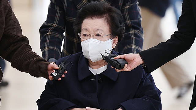 ‘<b>금거북이</b> 매관매직 <b>의혹</b>’ <b>이배용</b> 전 국가교육위원장 특검 2차 출석