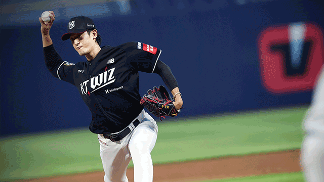 KT <b>고영표</b>, 국내 투수 최초 <b>KBO 수비상</b> 수상…NC 김주원은 유격수 부문 ...