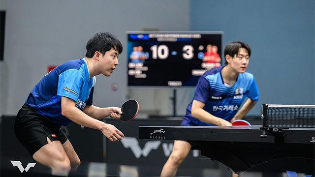 노란 수영복에 섹시한 몸매 어필하는 존예 처자