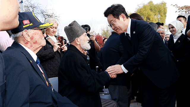 이 대통령, 튀르키예 <b>한국전 참전</b>기념탑 참배…생존<b>용사</b>들 위로