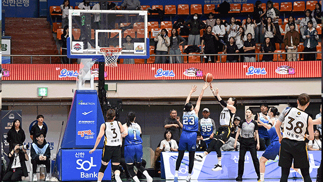 <b>WKBL</b>, ‘0.7초 버저비터’ <b>오심</b> 인정하고 사과…재발 방지 대책 마련하기...