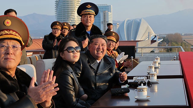 <b>김정은</b> “<b>공군</b>에 새 <b>전략자산</b>과 임무…핵전쟁억제력 기여할 것”