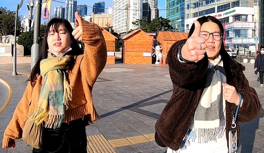 부산을 찾은 타이완 관광객 장뤄닝(오른쪽)씨와 린차이쉔씨. 부산 해운대해수욕장에서 엄지손가락을 치켜들었다.