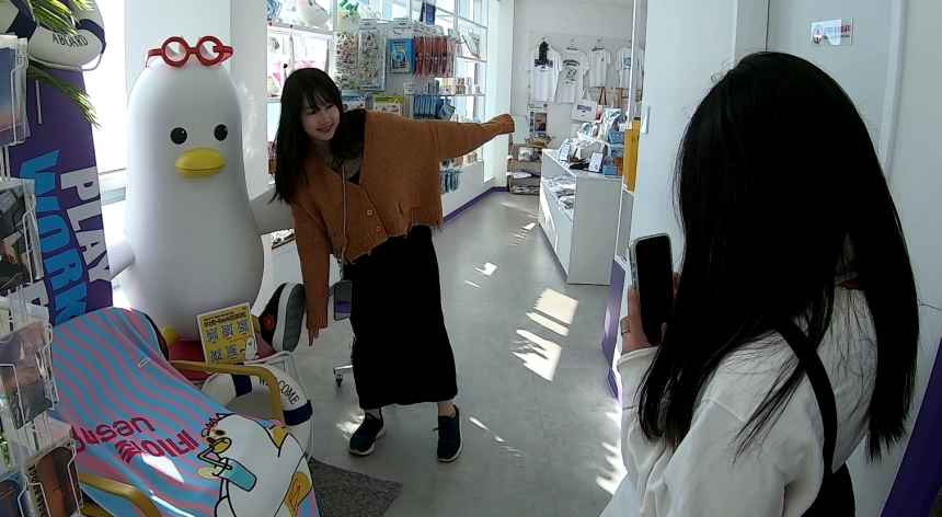 타이완 관광객 장뤄닝씨와 린차이쉔씨가 부산 청사포의 한 상점에서 부산시 소통 캐릭터인 ‘부기’ 조형물과 사진을 찍고 있다.