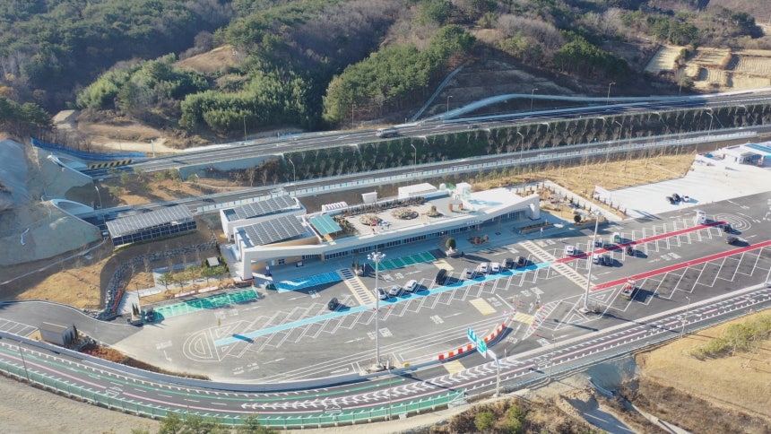 영덕휴게소와 진입 도로 모습.사진 아래 보이는 분홍색을 따라 휴게소로 진입하면,남영덕 IC(초록색 선)로 나갈 수 없습니다.