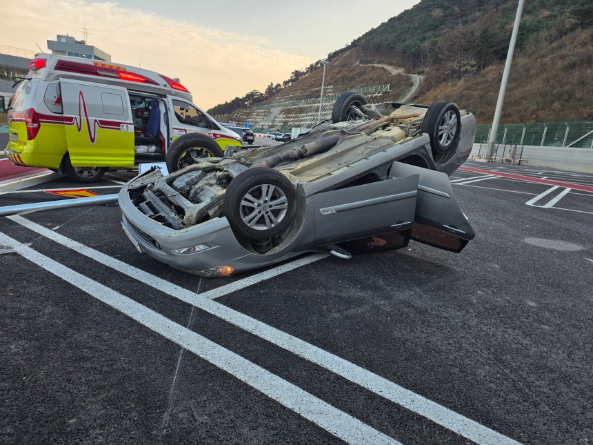 포항~영덕 고속도로 포항휴게소에서 발생한 전복 사고.