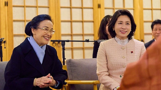 <b>김혜경 여사</b>, 라오스 국가주석 부인과 <b>조계사</b> 찾아…“종교 매개 연대 ...