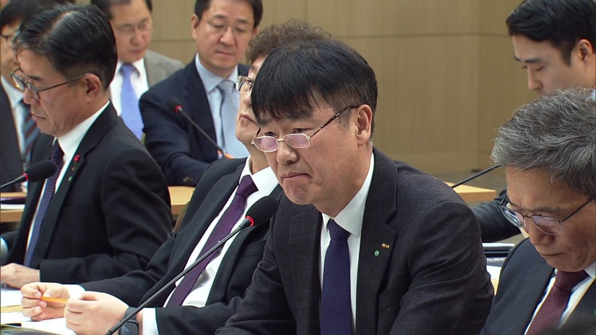 대통령의 질문에 답변하는 박재희 한국공항공사 사장 직무대행