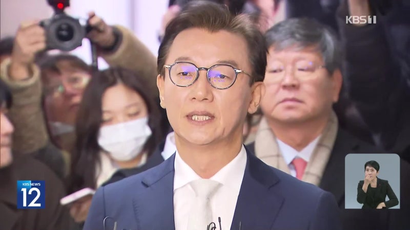 ‘<b>통일교</b> 의혹’ <b>전재수</b> 의원, 경찰 출석…“불법 <b>금품 수수</b> 없어”