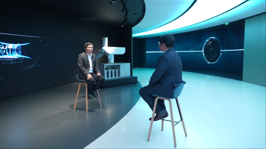 전 세계 풍력발전기 주문량 1위 업체인 중국 엔비전에너지의 리우이민 CPO가 KBS 취재진과 인터뷰를 하고 있다.