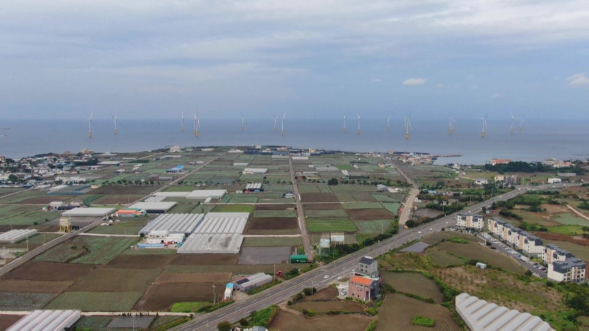 제주 제주시 한림읍 앞바다에 들어선‘한림해상풍력발전.5.56MW급 터빈 18기가 설치된‘한림해상풍력발전’은 순수 국산 기술로 만든 국내 최대 규모 해상풍력발전단지다.