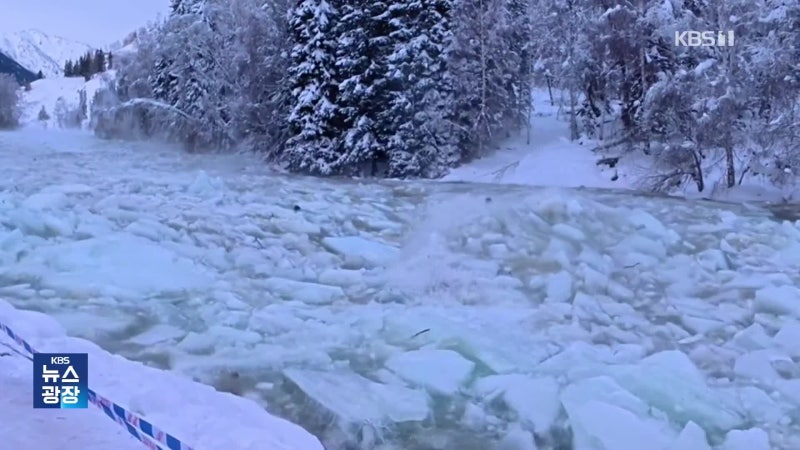설경 구경 중 ‘얼음 쓰나미’ 날벼락…관광객 혼비백산 [잇슈 SNS]